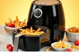 airfryer de cor preta aberta com bata frita com duas vasilhas ao lado com batata frita e fundo na parede de amarelo