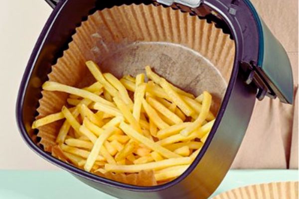 Forro de papel na airfryer é bom airfryer com forro de papel e batata frita