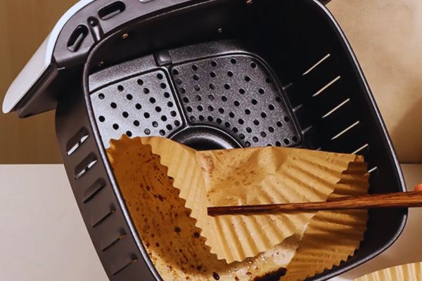 forro de papel dentro da airfryer