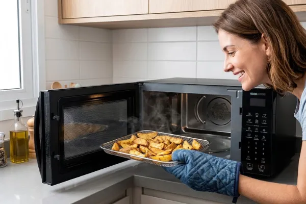 Microondas com Airfryer vale a pena para preparar alimentos dourados e crocantes.