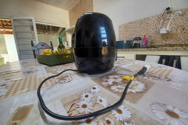 É Normal a Tomada da Airfryer Esquentar com cabo conectado na cozinha durante o uso