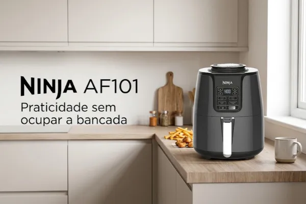 Ninja AF101 compacta sobre a bancada da cozinha, indicada para preparar pequenas porções.