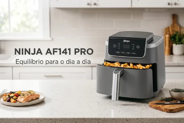 Ninja AF141 Pro com cesto aberto sobre a bancada, indicada para o preparo diário de refeições.