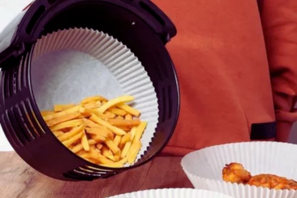 Alimentos sobre papel manteiga na airfryer Uso seguro de papel manteiga com alimentos na airfryer