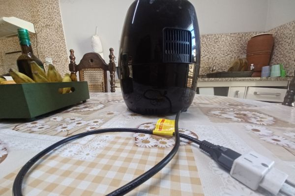 fio da airfryer esquenta é normal o fio da airfryer esquentar com plug conectado à tomada na cozinha
