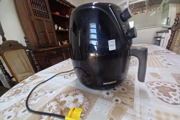 fio da airfryer pode queimar é normal o fio da airfryer esquentar durante o uso com cabo visível na bancada
