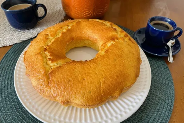 bolo de laranja na air fryer bolo de laranja com duas xícaras de café